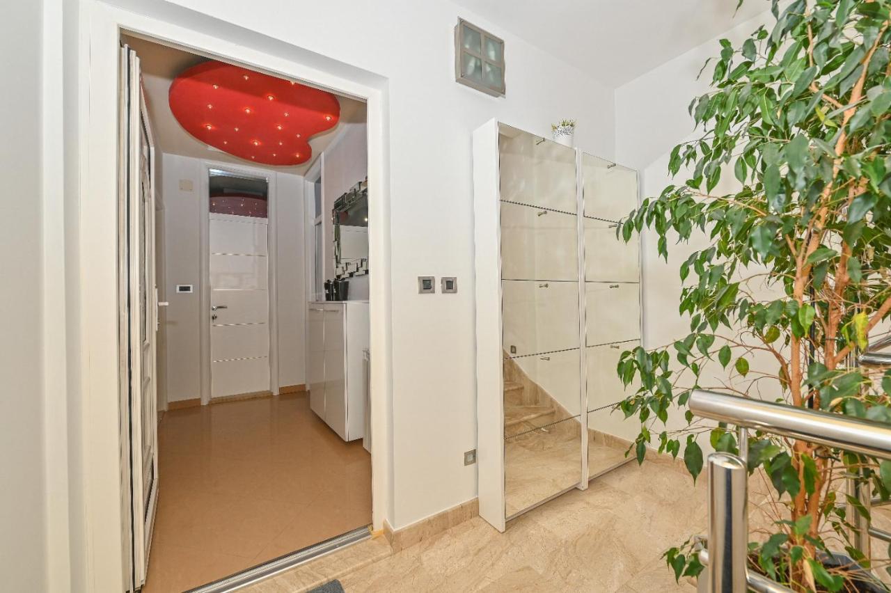Apartments Luka Toni Krvavica Luaran gambar