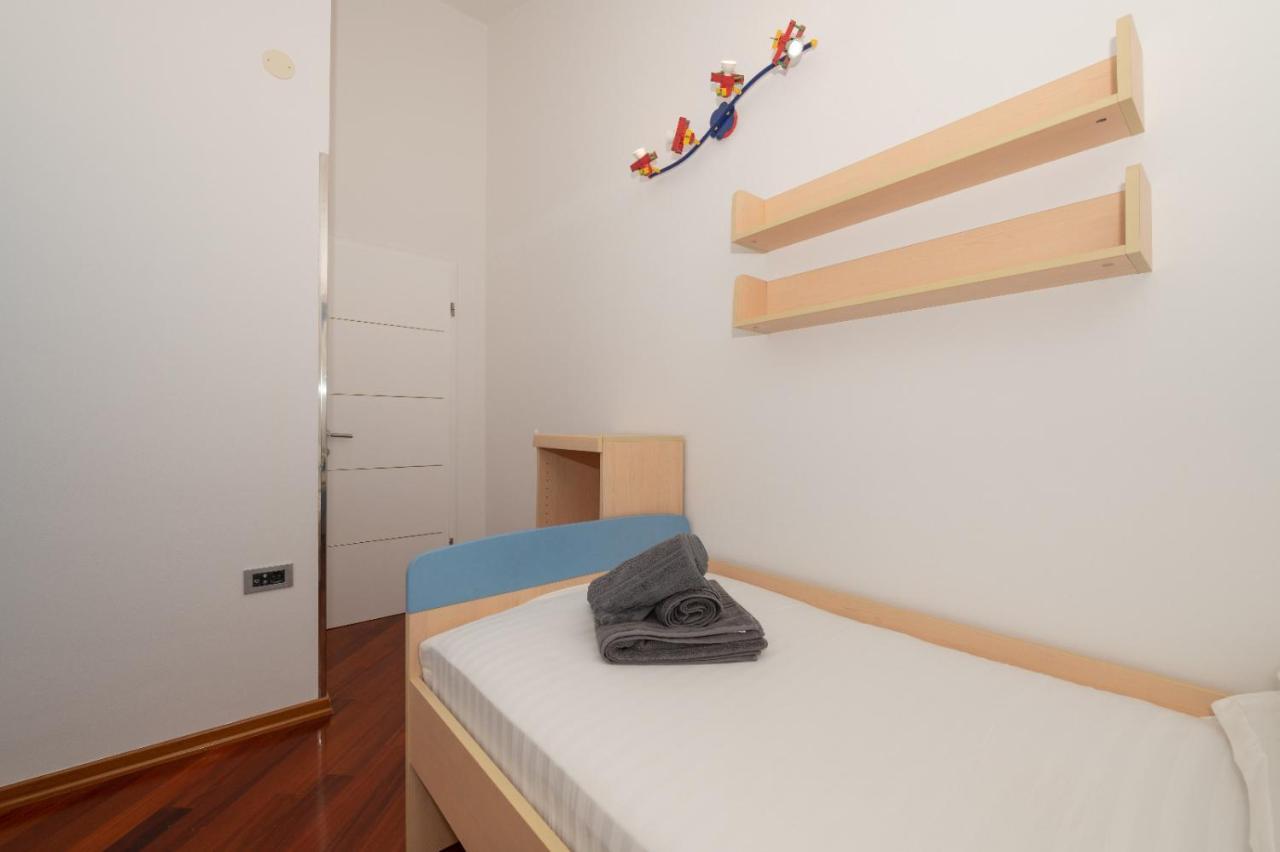 Apartments Luka Toni Krvavica Luaran gambar